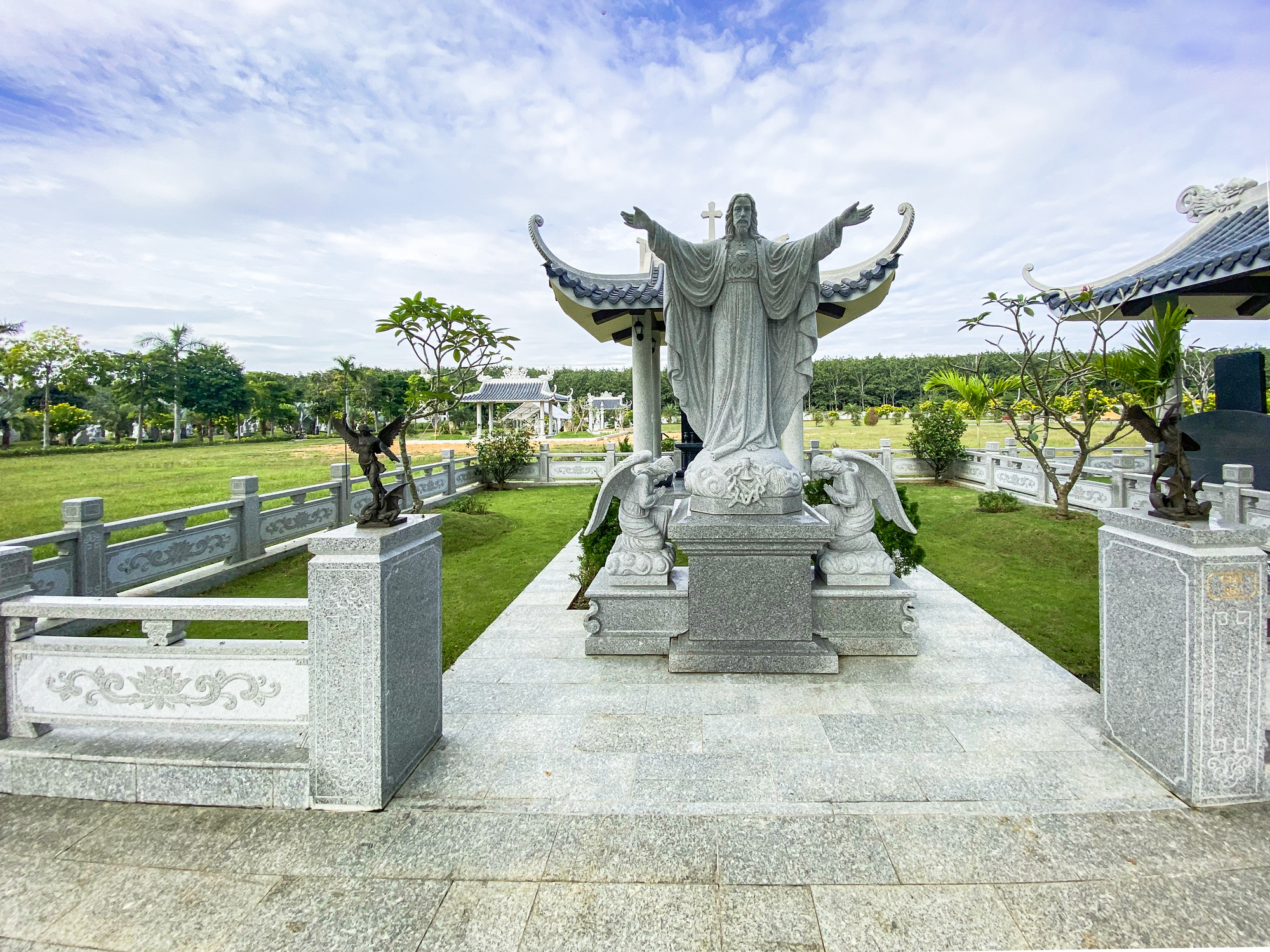 Mộ gia đình Công giáo